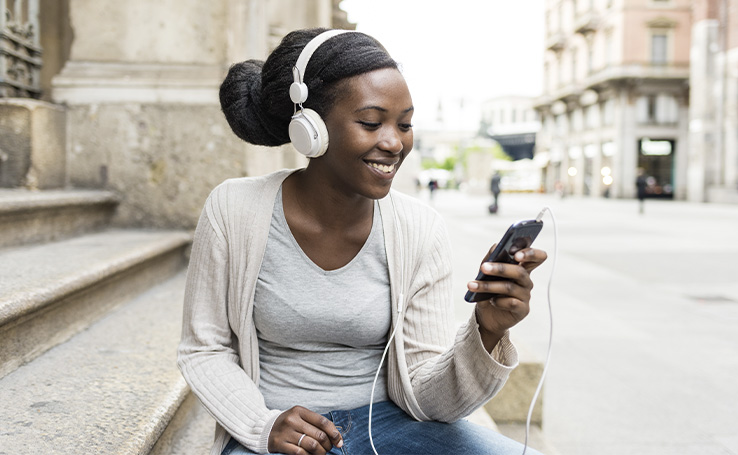 mulher ouvindo música no Spotify