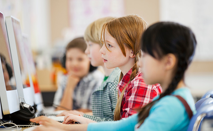 crianças em uma sala de aula com tecnlogia da educação 4.0