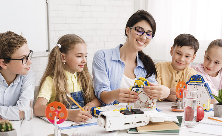 professora endinando seus alunos em uma sala de aula do futuro