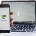 Google Maps aberto em um notebook e em um smartphone