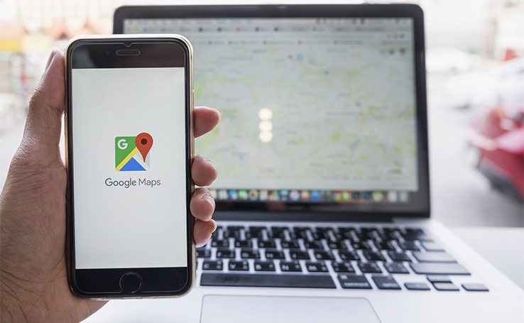 Google Maps aberto em um notebook e em um smartphone