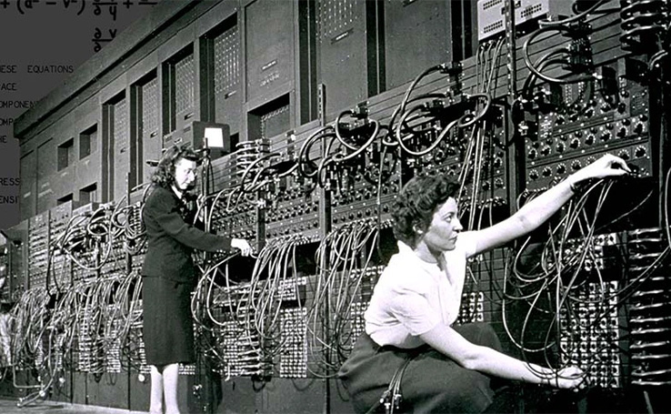 mulher operando o computador ENIAC