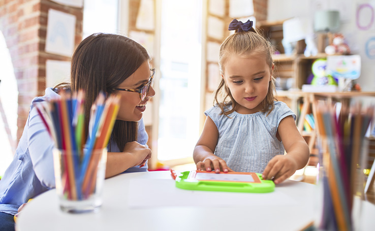 mãe e filha fazendo brincadeiras educativas