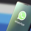 celular com o aplicativo do WhatsApp aberto
