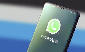 celular com o aplicativo do WhatsApp aberto