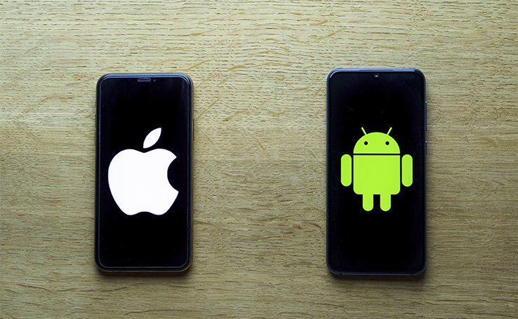 um smartphone iOS ao lado de um Android