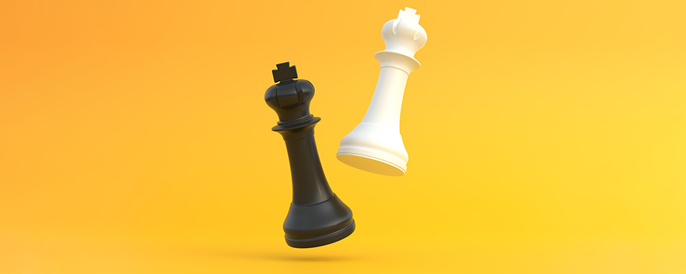 peças de xadrez, uma preta e a outra branca, em um fundo amarelo