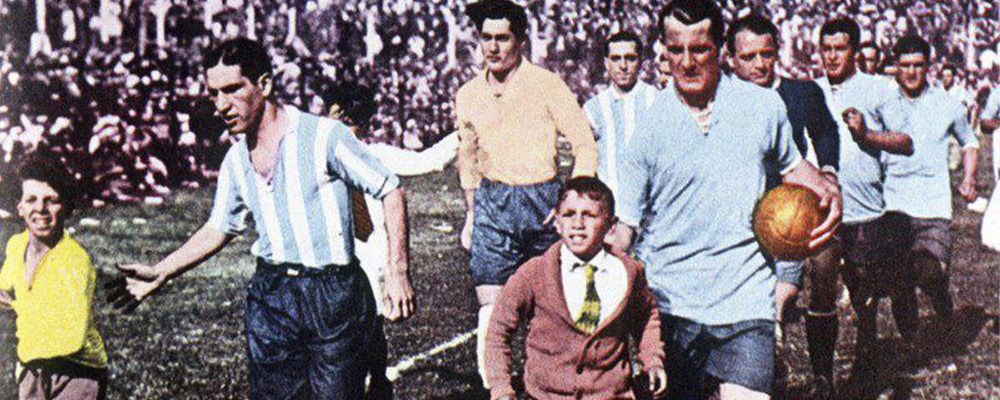 jogadores entrando em campo na Copa do Uruguay de 1930