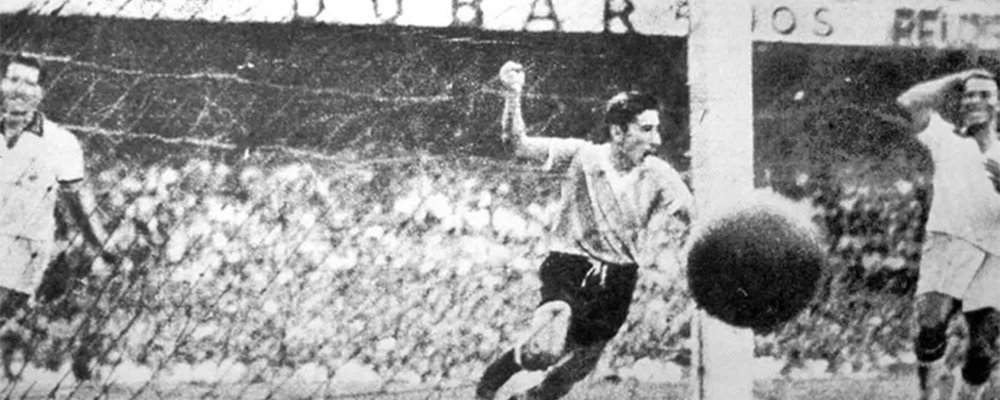 jogador Ghiggia do Uruguai comemorando o gol da vitória na Copa do Brasil em 1950