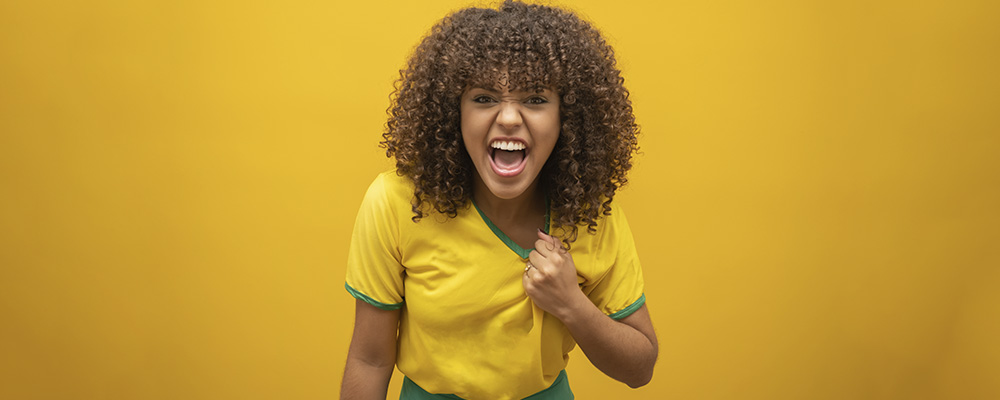 mulher comemorando gol na Copa