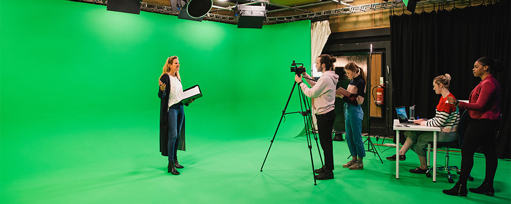 chroma key sendo usado em um estúdio para a gravação de um programa