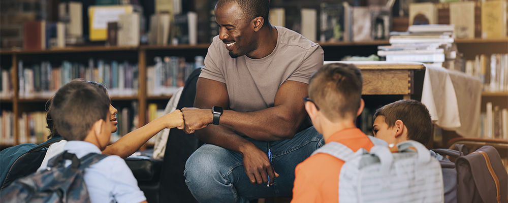 professor desenvolvendo competências socioemocionais de seus alunos