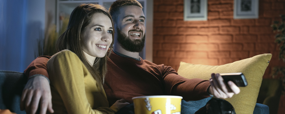 casal assistindo os lançamentos da Netflix para janeiro de 2023