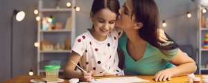 criança desenhando junto com sua mãe
