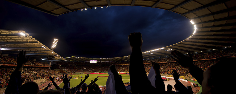 estádio lotado para um jogo de futebol