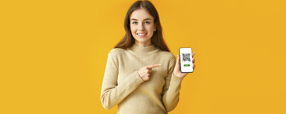 garota segurando um celular com um QR Code na tela
