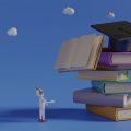 ilustração 3D de uma pilha de livros com um chapéu de formatura em seu topo, ao lado tem um bonequinho branco usando fones de ouvido enquanto contempla a pilha de livros, representando as tendências da educação em 2024