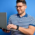 homem utilizando um notebook para navegar na internet