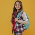 garota usando uma mochila e sorrindo