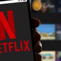 aplicativo da Netflix aberto em um celular