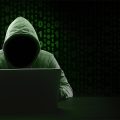 hacker de moletom invadindo sistemas para roubar dados de usuários