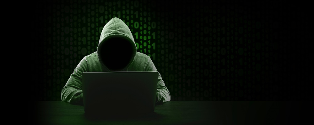 hacker de moletom invadindo sistemas para roubar dados de usuários