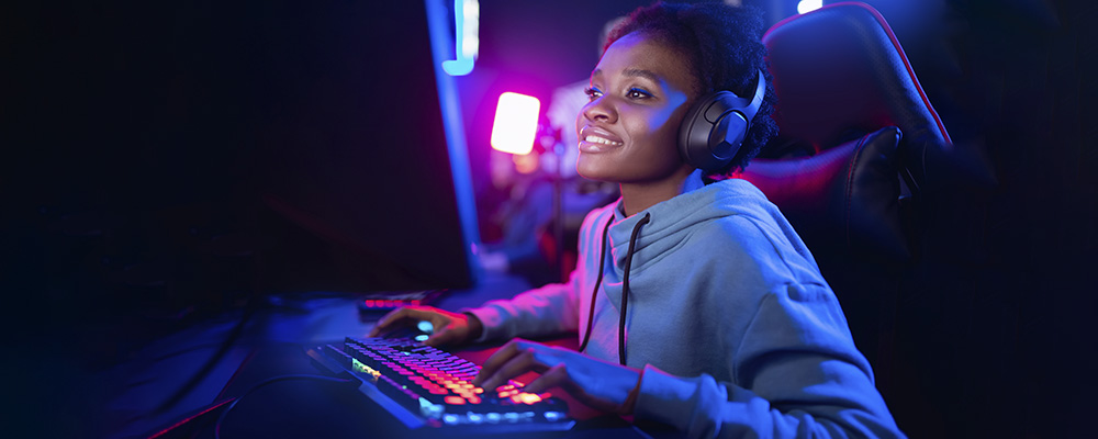 mulher jogando pelo PC em um quarto gamer