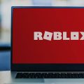 tela de notebook com o logo do Roblox