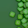vários ícones do WhatsApp em 3D em um fundo verde