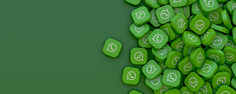 vários ícones do WhatsApp em 3D em um fundo verde