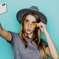 garota tirando selfie para fazer um avatar no Lensa