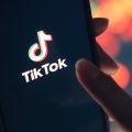 pessoa usando o TikTok pelo ceular