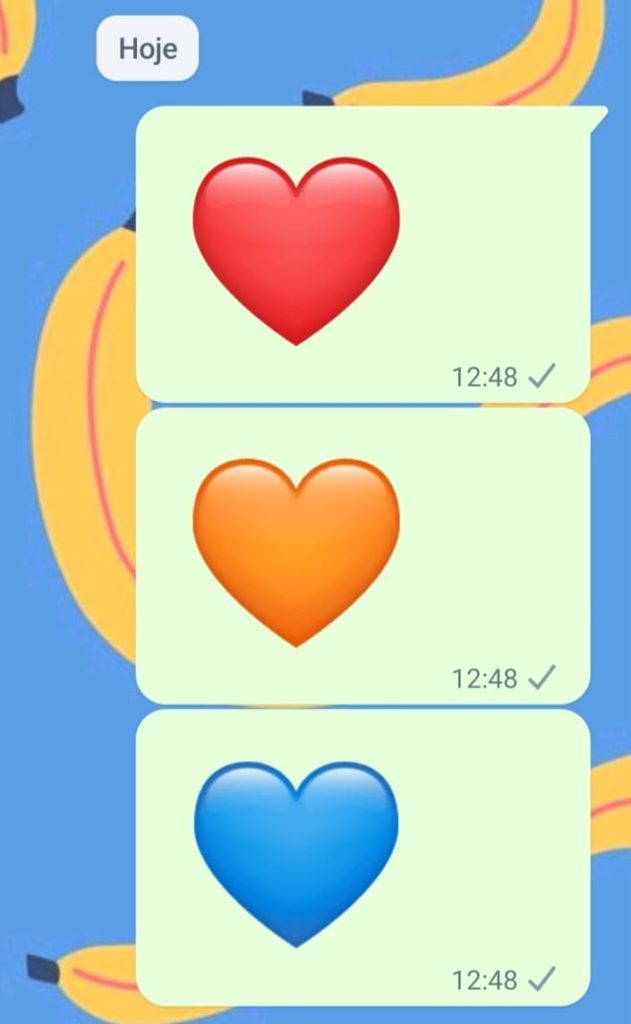 Exemplo de emojis de coração gigantes no WhatsApp