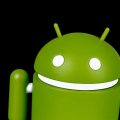 Robô verde do Android 13 em um fundo preto