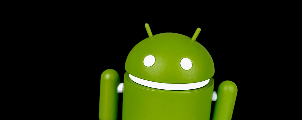Robô verde do Android 13 em um fundo preto