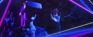 mulher usando óculos de realidade virtual para acessar o metaverso