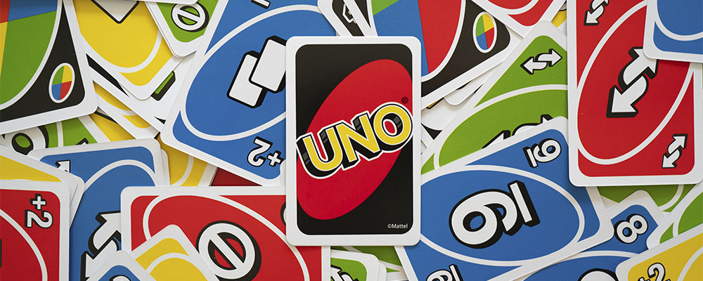 cartas do jogo Uno espalhadas