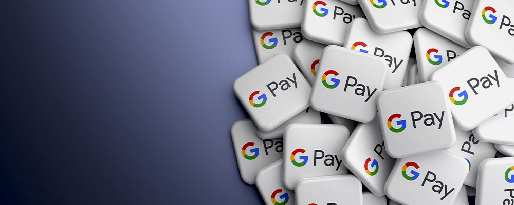 logos do Google Pay em 3D espalhados em uma superfície cinza