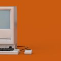 desenho 3D de um computador muito antigo em um fundo laranja para relembrar os antigos protetores de tela do Windows