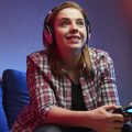 menina jogando jogos no videogame no fim de semana