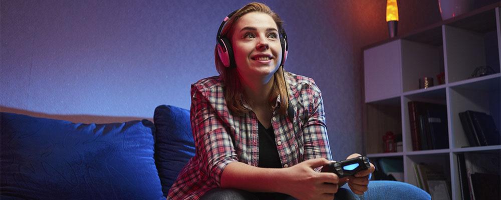 menina jogando jogos no videogame no fim de semana