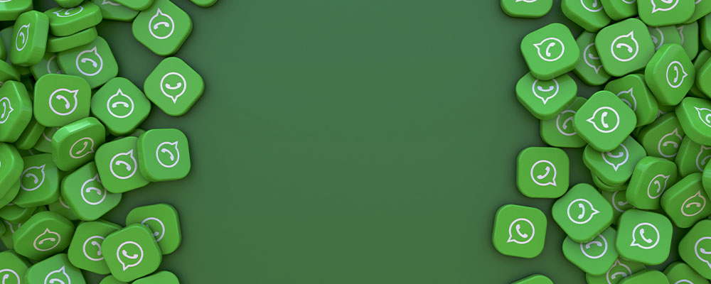 vários logos do WhatsApp em 3D sobre um fundo verde