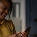 mulher usando o celular para traduzir uma imagem com o Google Lens