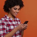 mulher usando o celular para trocar mensagens pelo novo serviço do Google