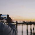 homem tirando foto de uma paisagem com o celular
