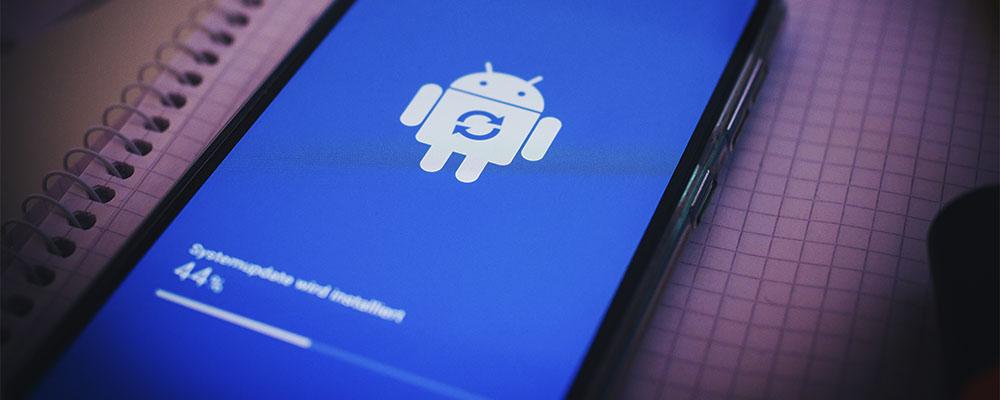 celular com Android recebendo atualização