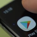 pessoa abrindo o aplicativo Google Play Store em um celular