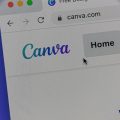 site Canva aberto em um navegador com uma lente de aumento na frente do logo