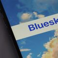 rede social Bluesky aberta em um celular