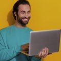 homem escrevendo um e-mail com a ajuda de uma IA do Google